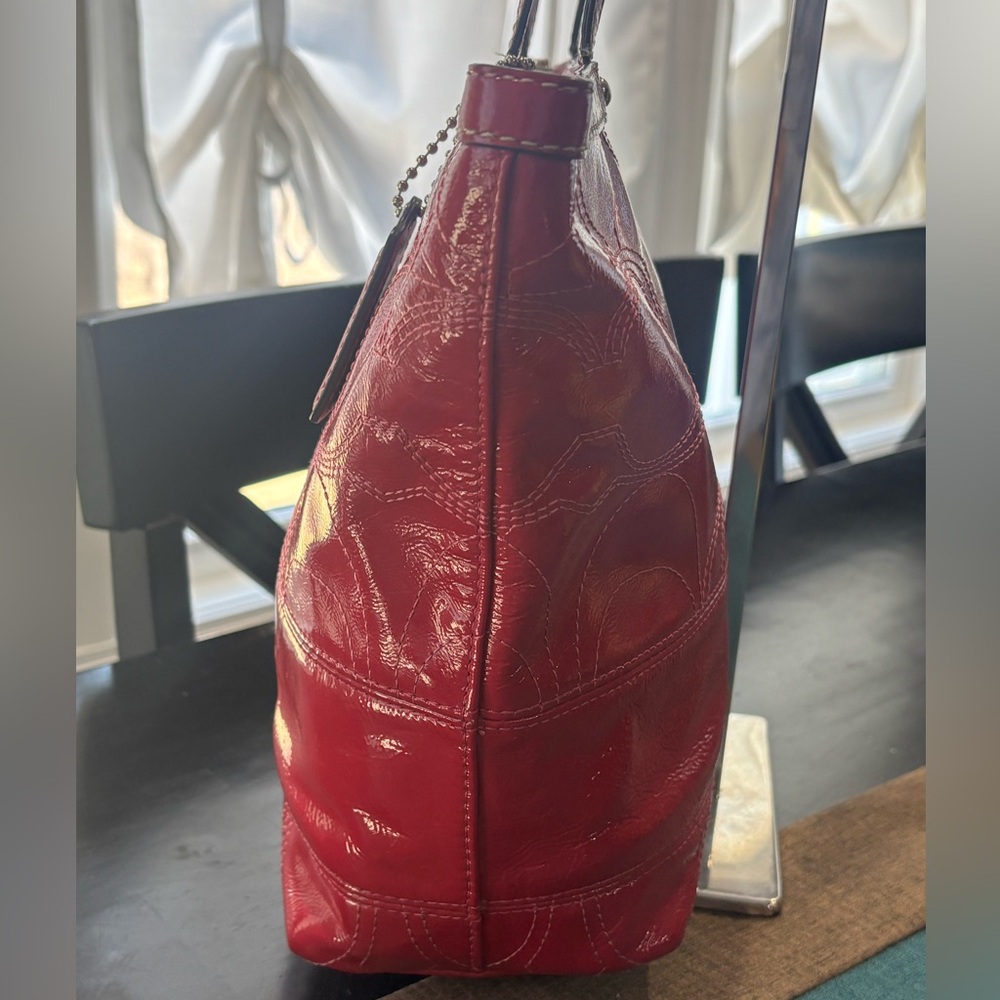 โจ COACH Berry Pink Signature Patent Leather Tote - Iconic stitched "C" pattern - Picture 7 of 16